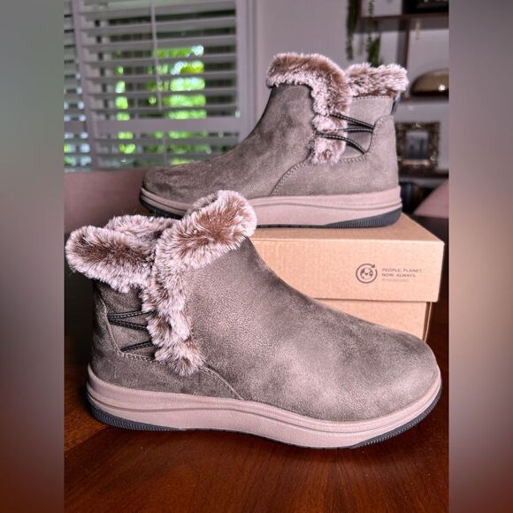 Clark's Cloudsteppers Breeze Fur Dark Olive Ankle Boot 🔥 Size 6.5 🔥 NEW - Picture 1 of 7